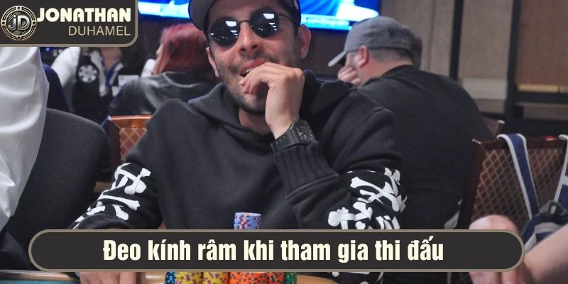 Những item không thể thiếu khi chơi poker của tôi tại bàn 3 Đeo kính râm khi tham gia thi đấu