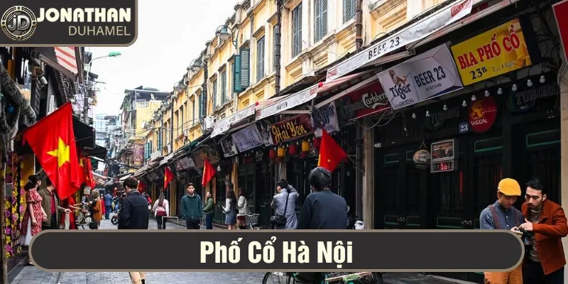 Phố cổ Hà Nội có những quán cà phê nhỏ ven đường 